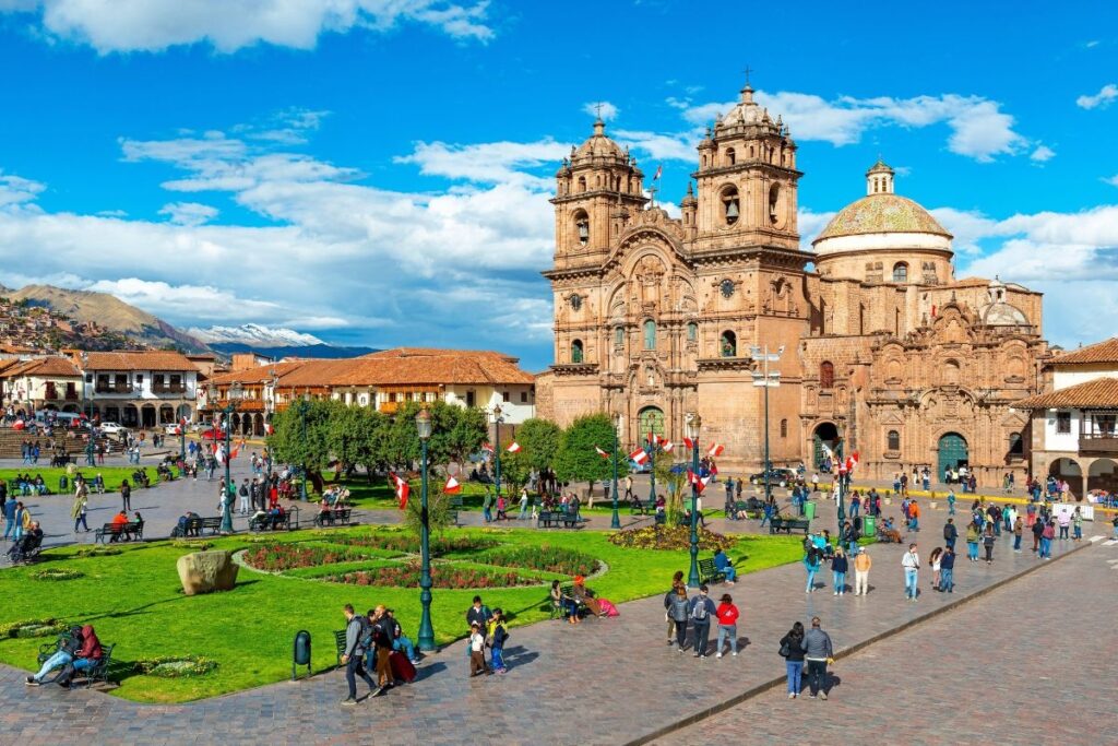 Turistas aproveitando o parque da Plaza de Armas de Cusco