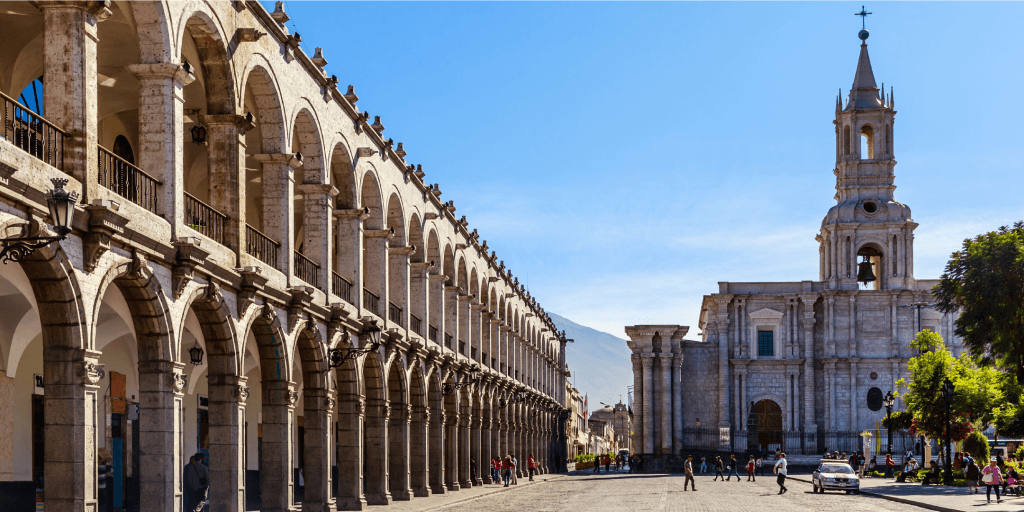 Visita estas 6 plazas de Arequipa y descubre toda su riqueza cultural 1024x512 1