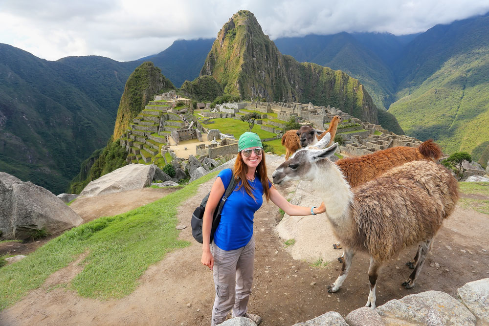 Turista disfrutando del Machu Picchu en temporada seca