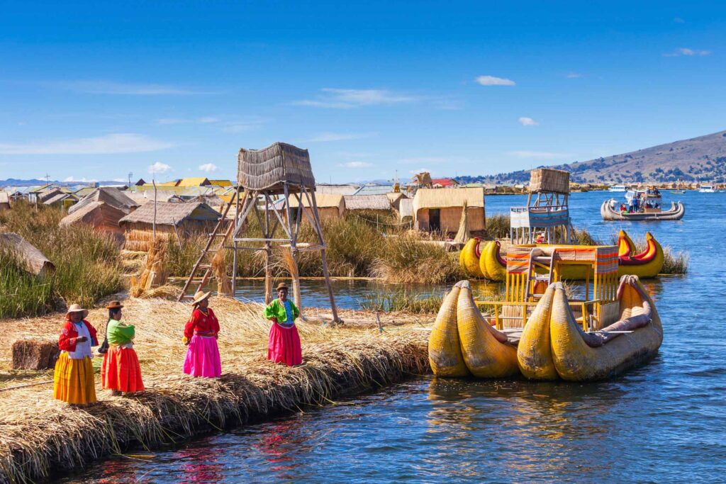 Lugareñas en las islas de la Reserva Nacional del Titicaca