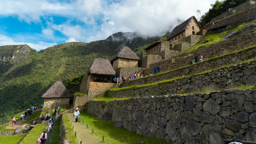 Turistas aprovechando de las ruinas de Machu Picchu en temporada seca