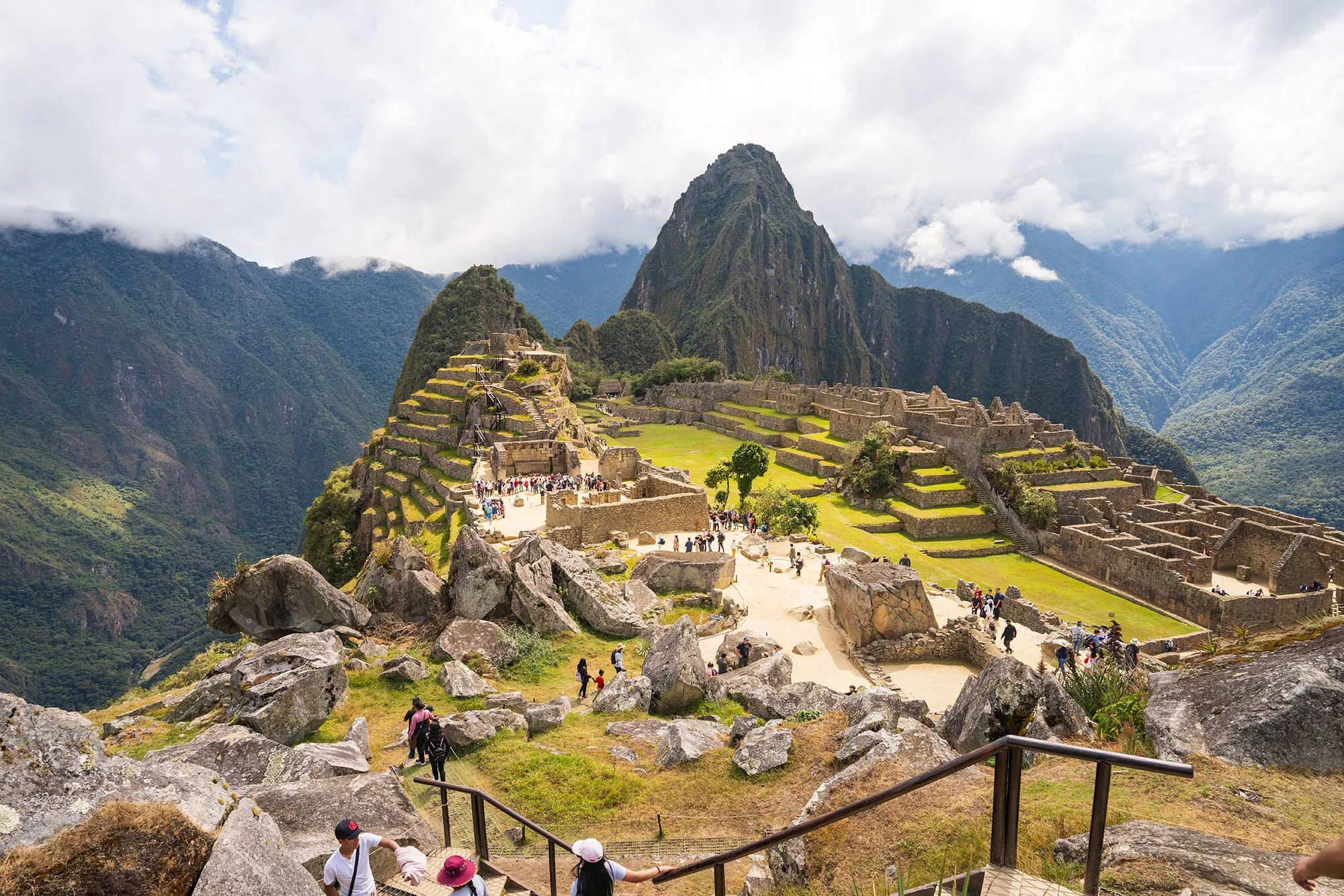 Turista disfrutando del Machu Picchu en temporada seca Turista disfrutando del Machu Picchu en temporada seca