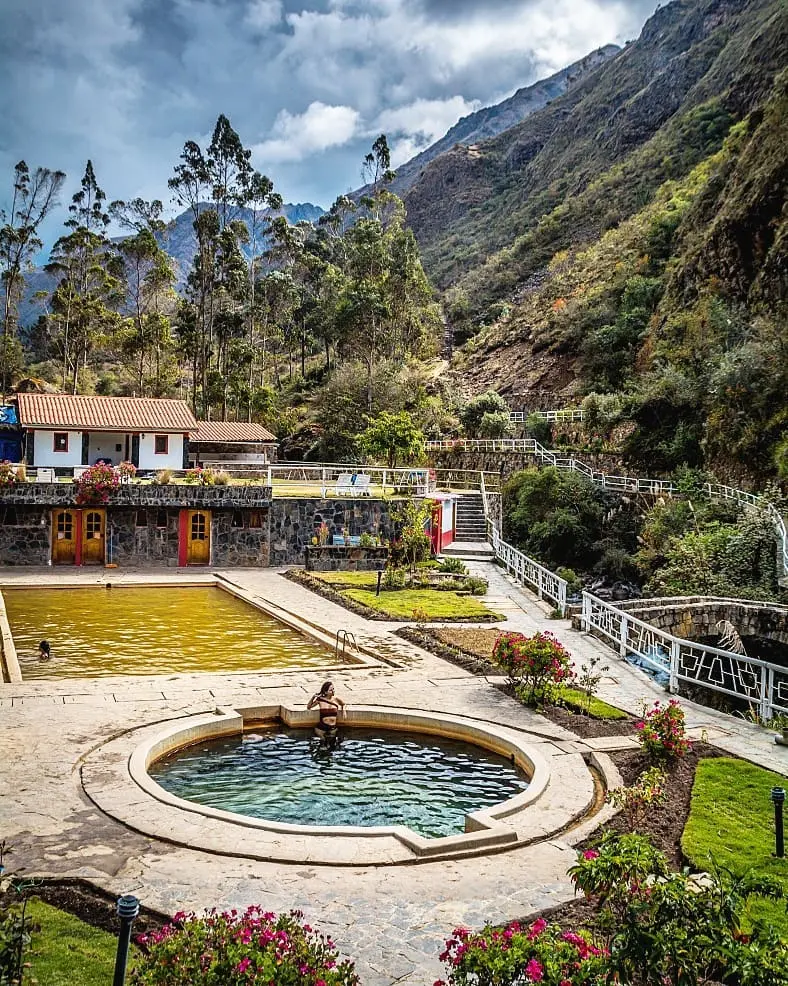 Bañistas en los baños termales de Lares