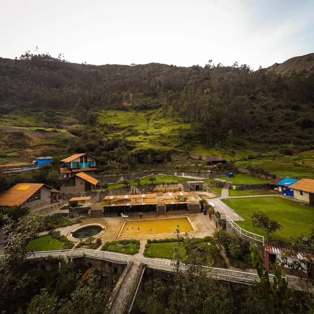 Vista de los baños termales de Lares