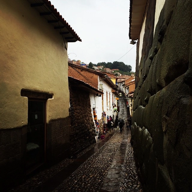 Calle Hatunrumiyoc, local onde se encontra a Pedra dos 12 Ângulos