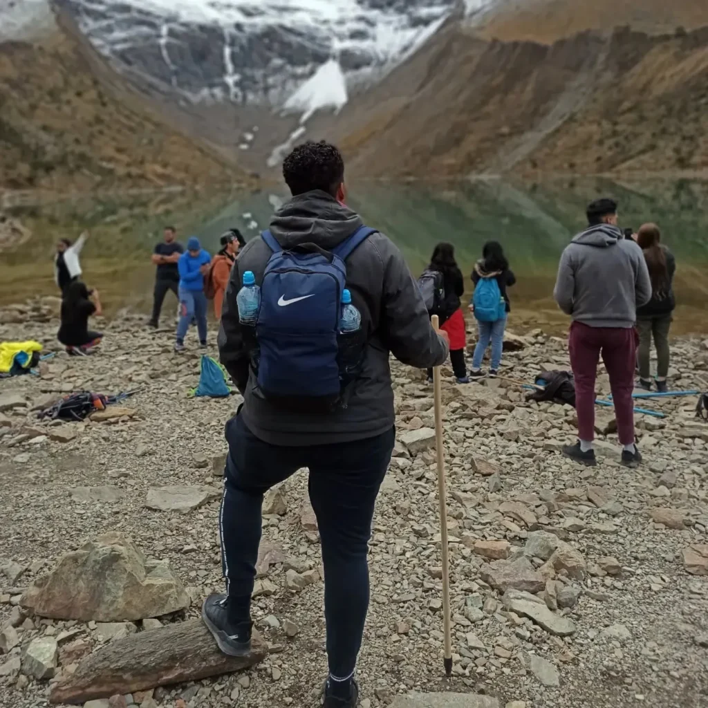 Turista con su equipo recomendado para realizar la caminata a la laguna Humantay