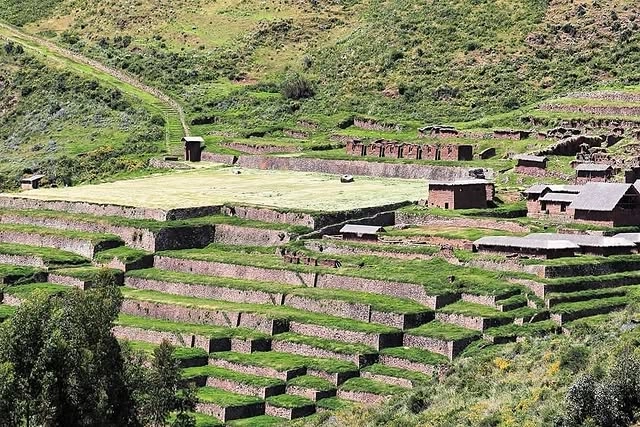 Ruínas da esplanada de Huchuy Qosqo