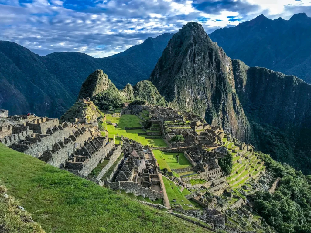 El impresionante Machu Picchu en temporada seca con el cielo despejado