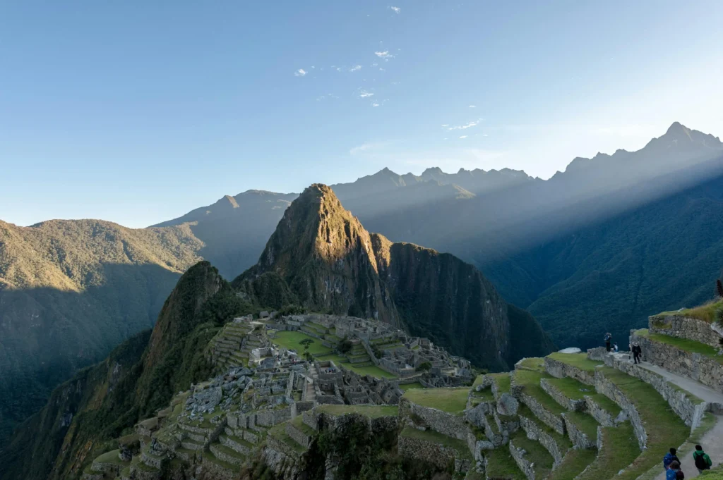 Ruinas del Machu Picchu con el cielo despejado