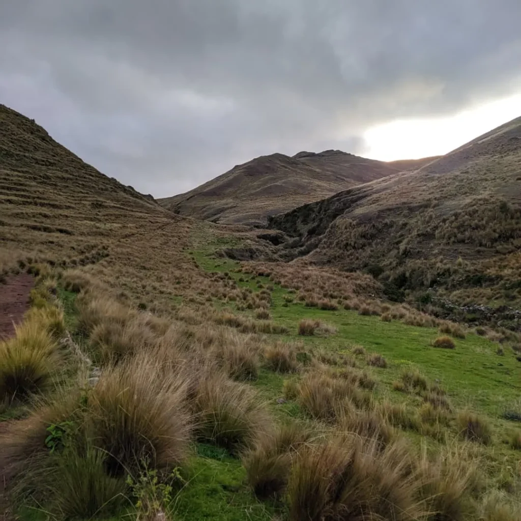 Ruta entre las montañas para llegar a Huchuy Qosqo