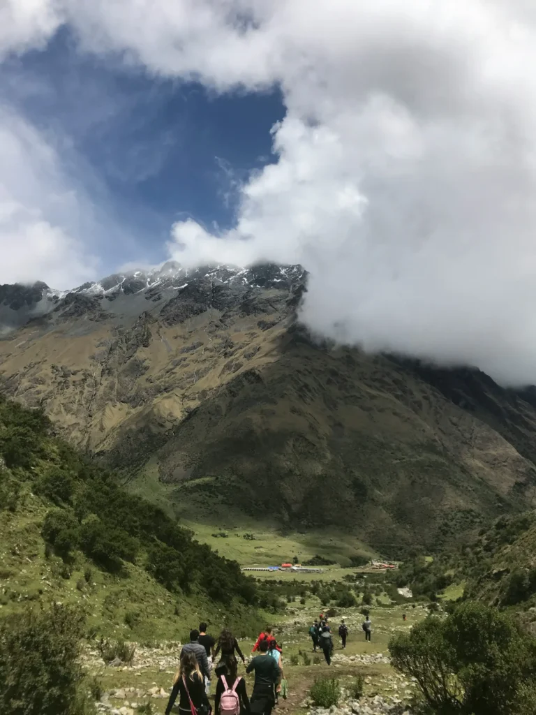 Turistas en la ruta de la laguna Humantay