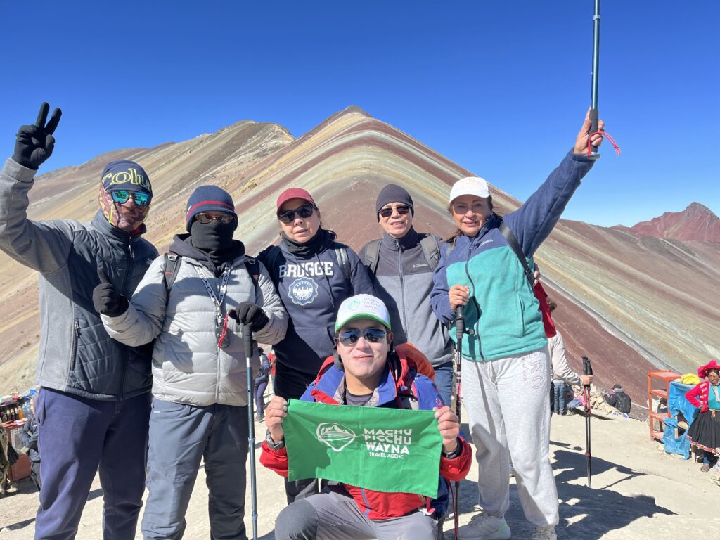 Turistas ao lado de Machu Picchu e Wayna na Montanha Colorida, uma maravilha natural de Cusco