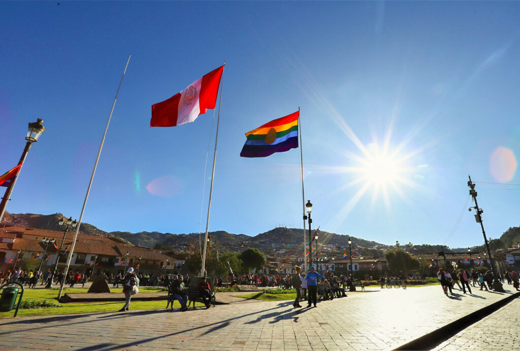 Bandera del Cusco y Perú en la Plaza de Armas