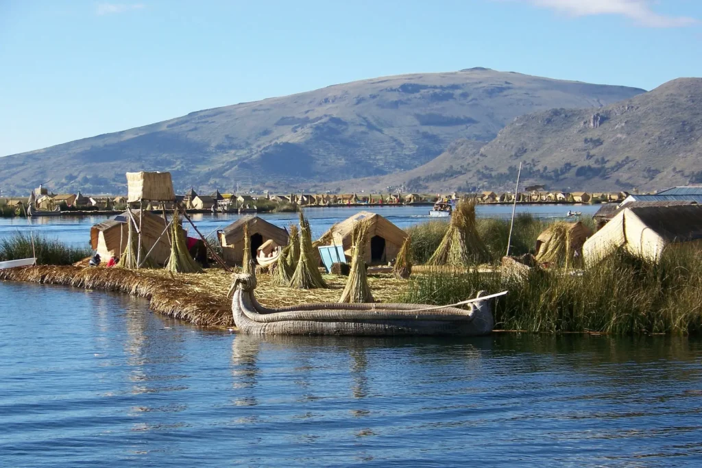 Casas construídas pelos habitantes das ilhas da Reserva Nacional do Titicaca