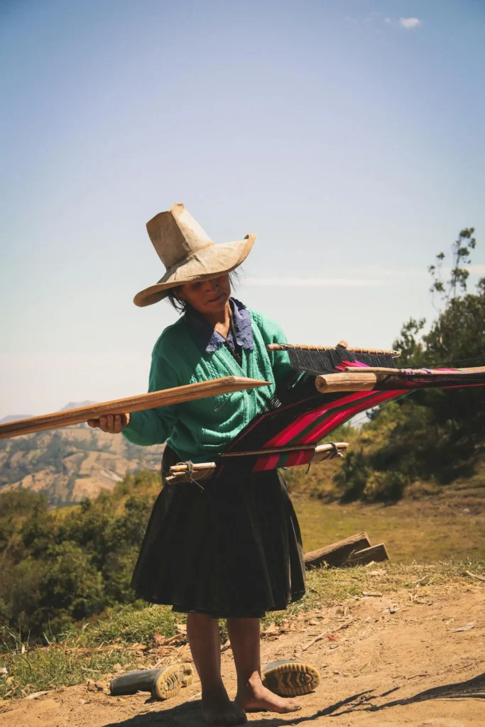 Mujer utilizando la tecnica del Away Pallay en Cajamarca