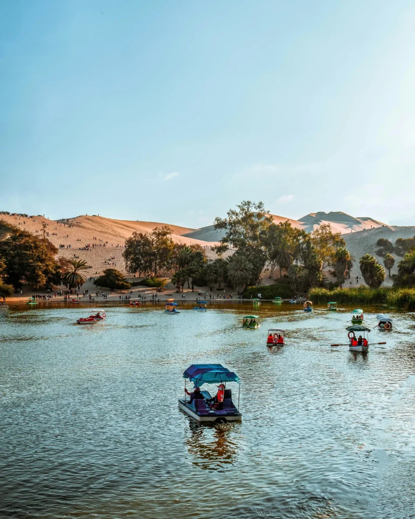 Passeio de barco na lagoa de Huacachina