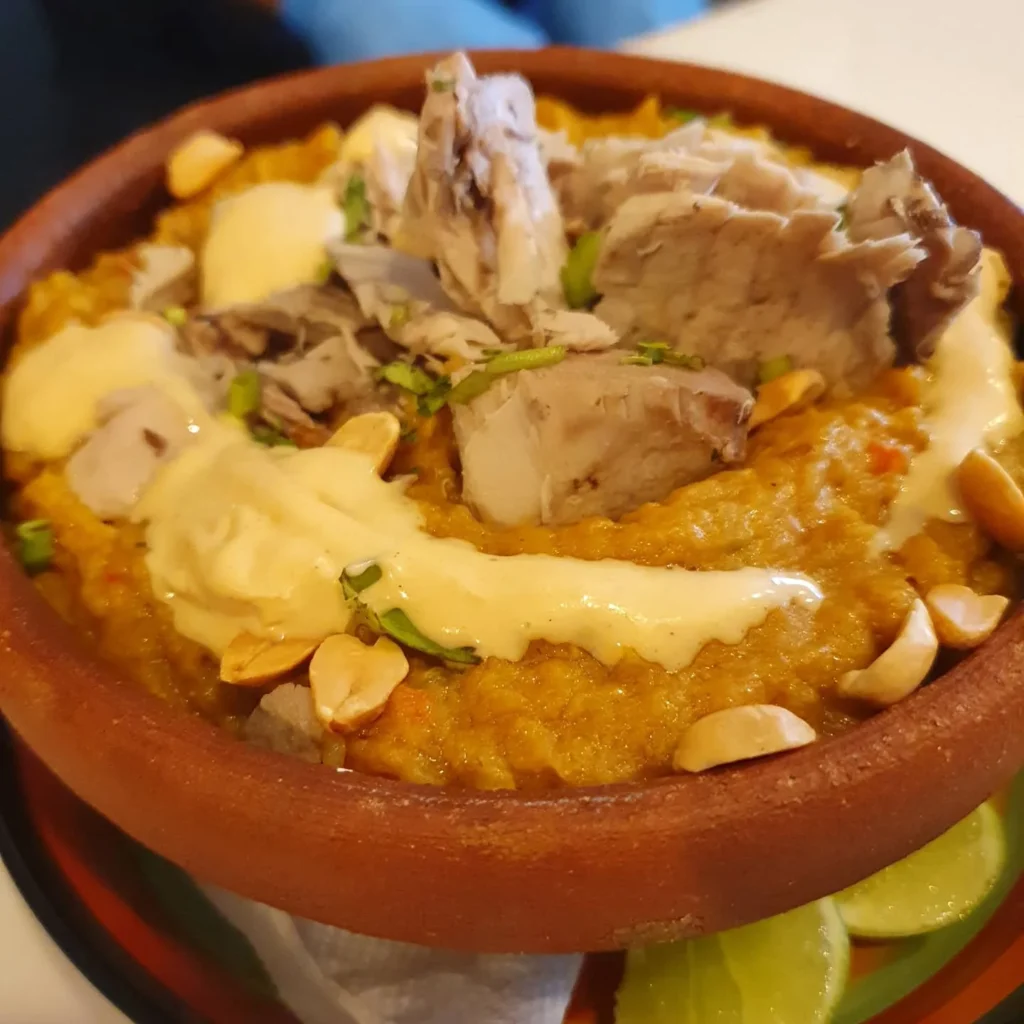 Cazuela de Peixe, um prato preparado com peixe fresco do rio