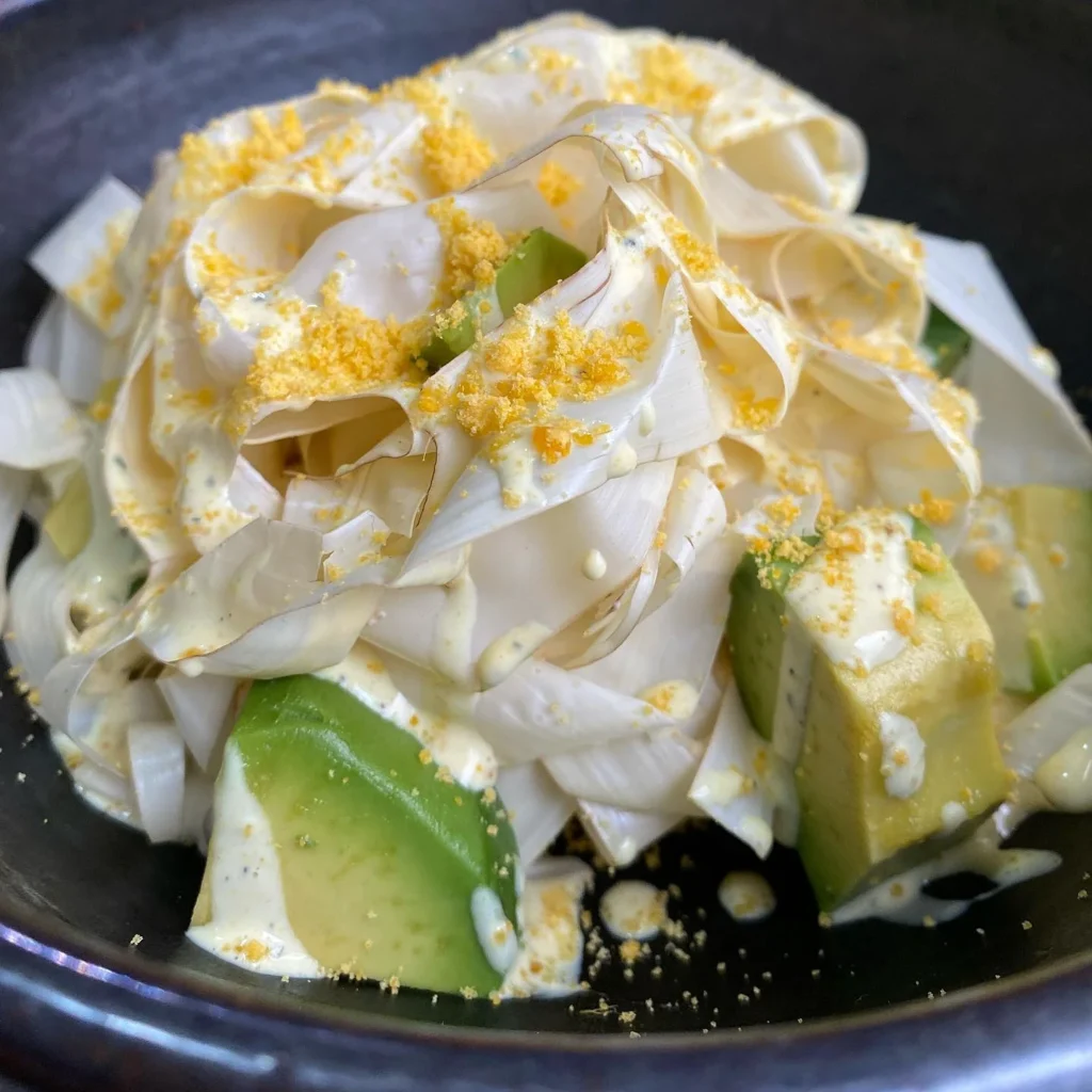 Uma deliciosa salada de Chonta acompanhada de abacate