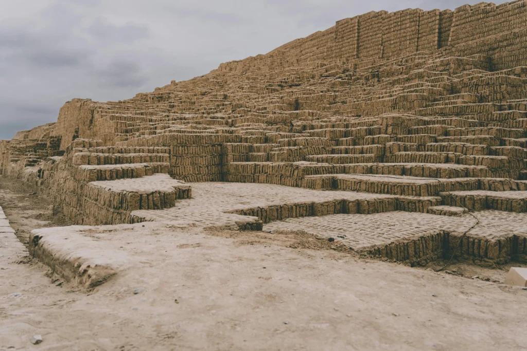 A Huaca Pucllana, um sítio arqueológico no centro de Lima, Peru