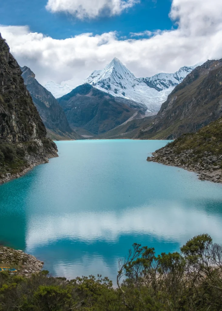 O impressionante lago turquesa do Parque Nacional Huascarán em Áncash, Peru