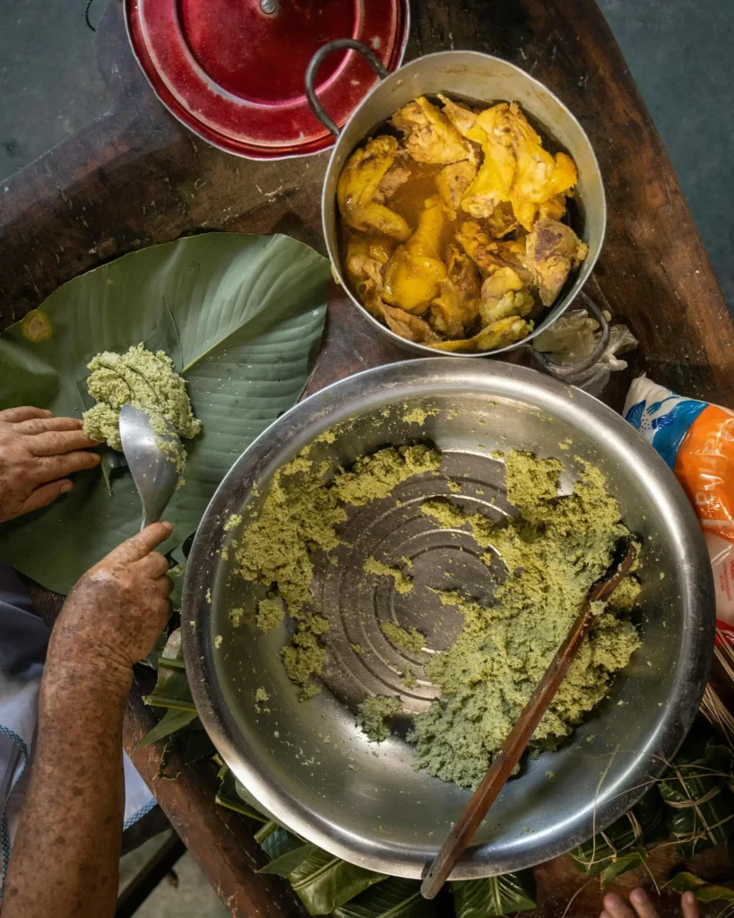 Preparação do Juane, um prato típico da selva peruana