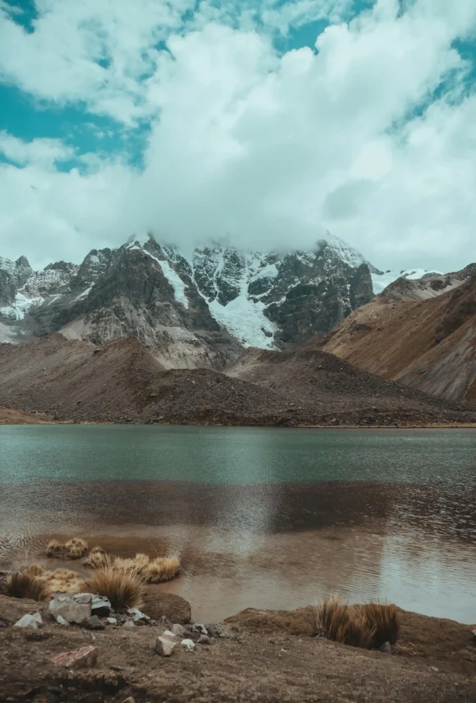 Uma das lagoas turquesas, segundo as comunidades locais, as lágrimas do Ausangate