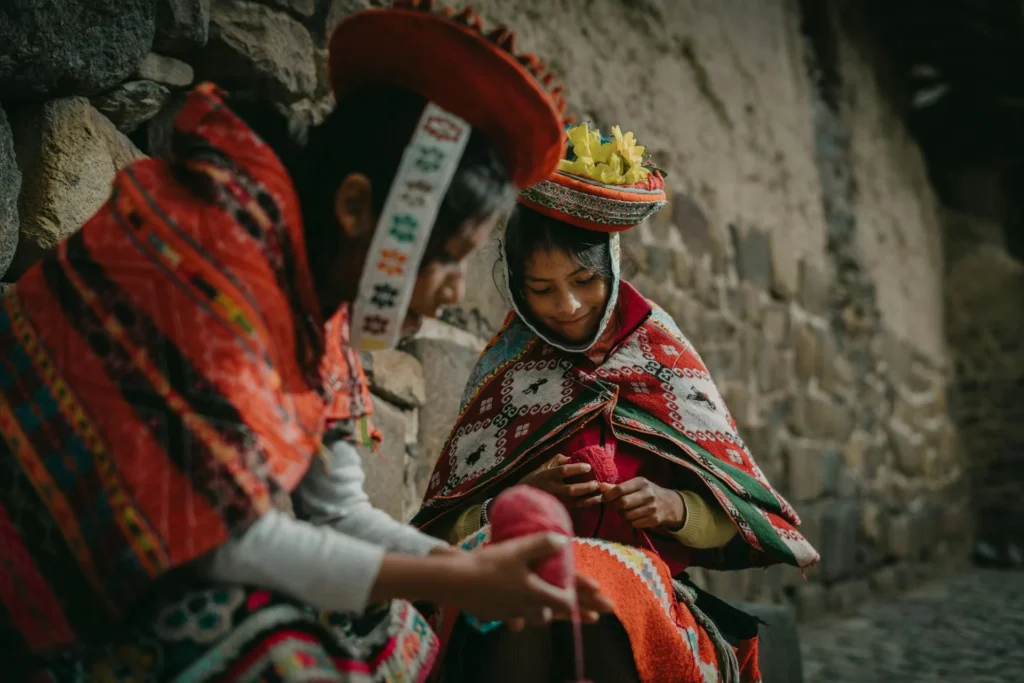 Meninas de Ollantaytambo fiando alegremente