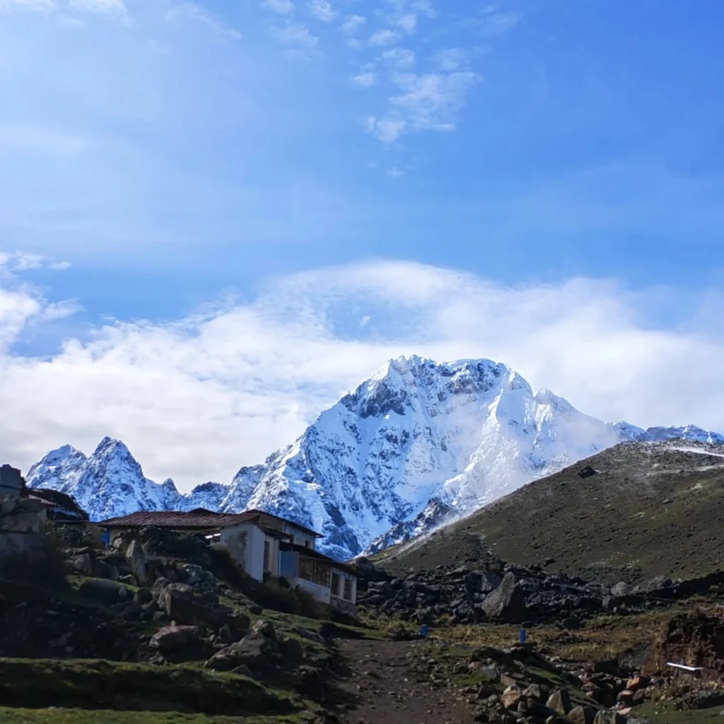 Vista da montanha Ausangate de Pacchanta