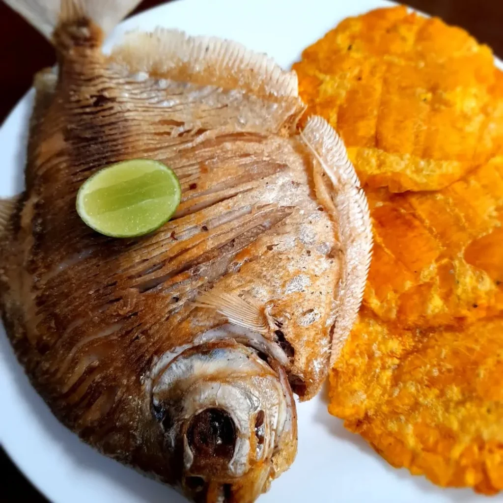 Palometa frita, um delicioso peixe da selva peruana