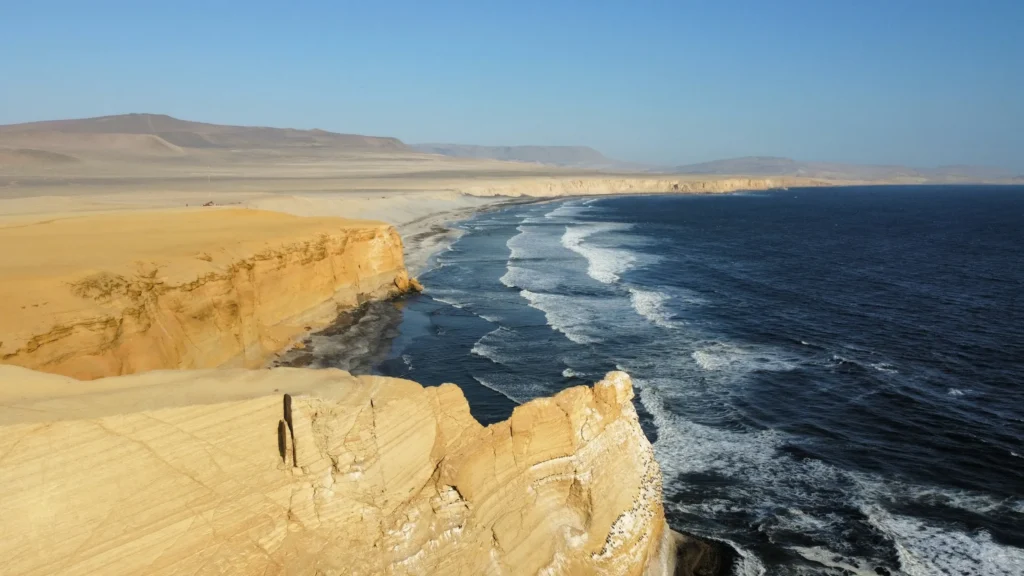 Vista de hermosa de olas en el lugar turístico de Paracas