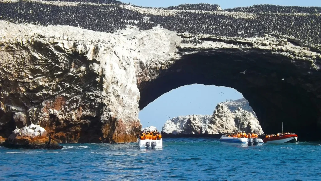 Turistas passeando de barco pela Reserva Nacional de Paracas