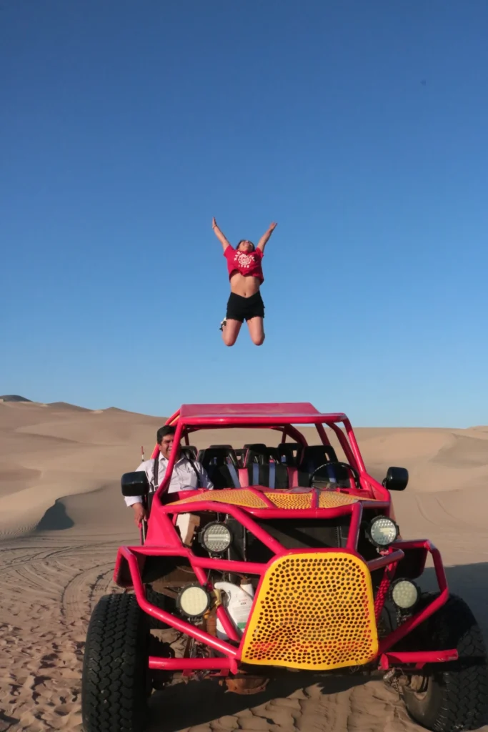 Turista pulando em cima dos buggies em Huacachina