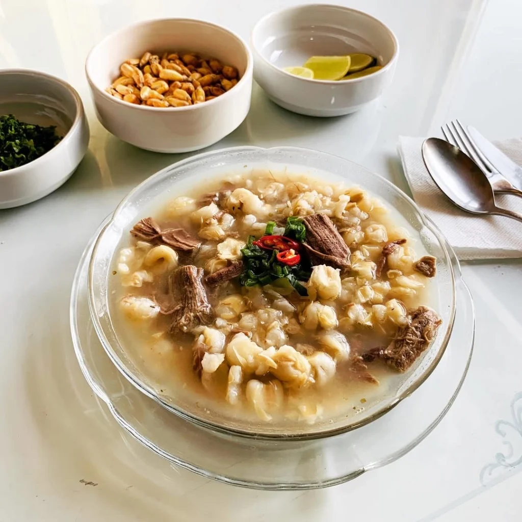 Caldo de Mote ou Patasca, um prato típico da serra peruana, acompanhado de canchita