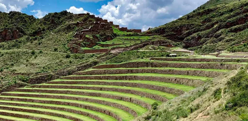 Andenes en la entrada del Parque Arqueológico de Pisac