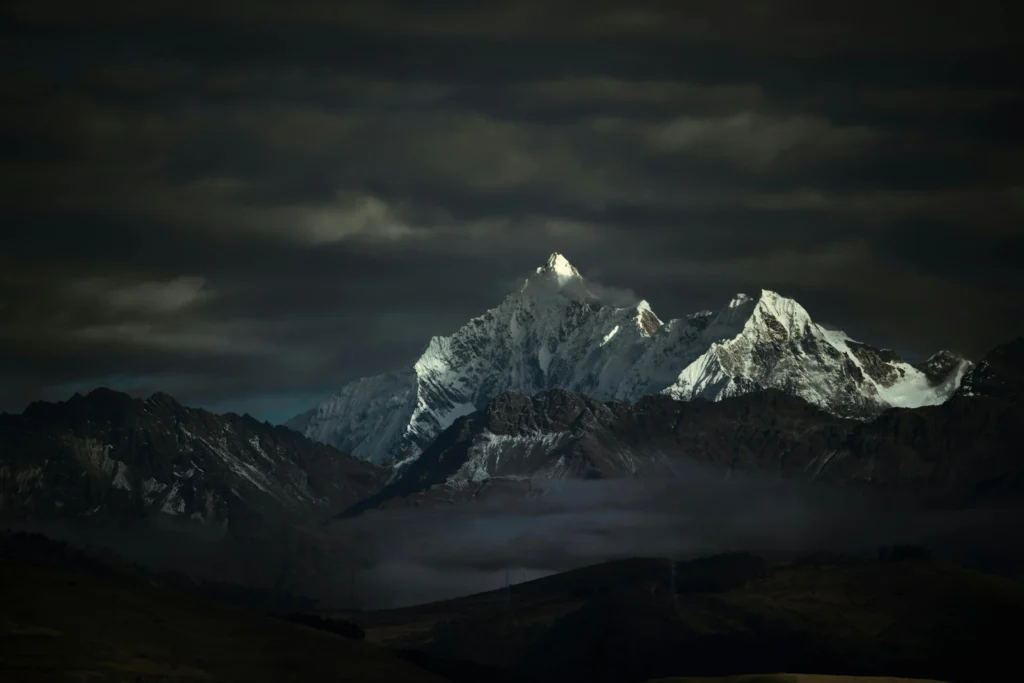 Vista de la montaña Salkantay de noche