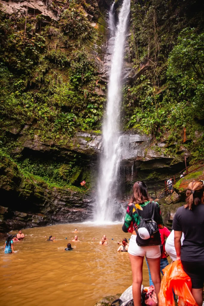 Turistas aproveitando a cachoeira na selva peruana