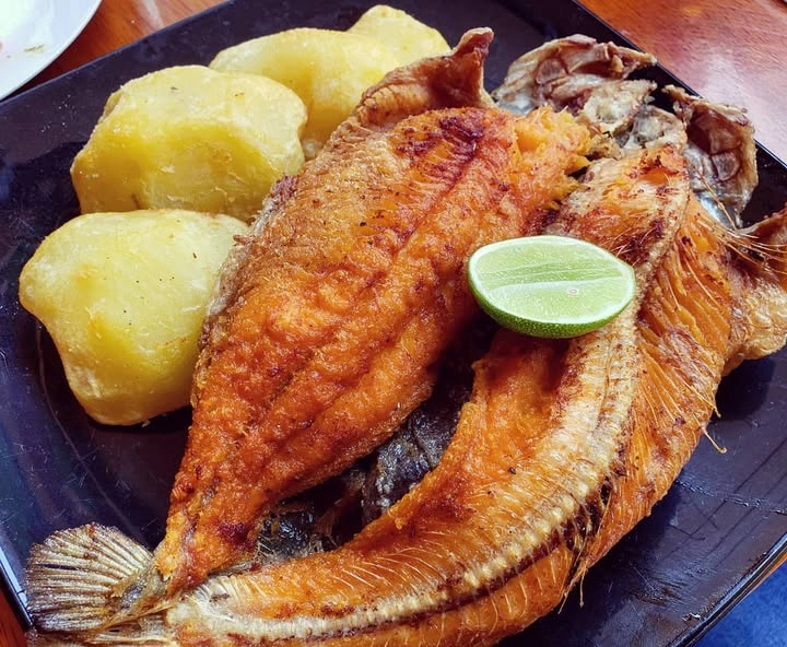 Trucha Frita acompañado con papas y su limón