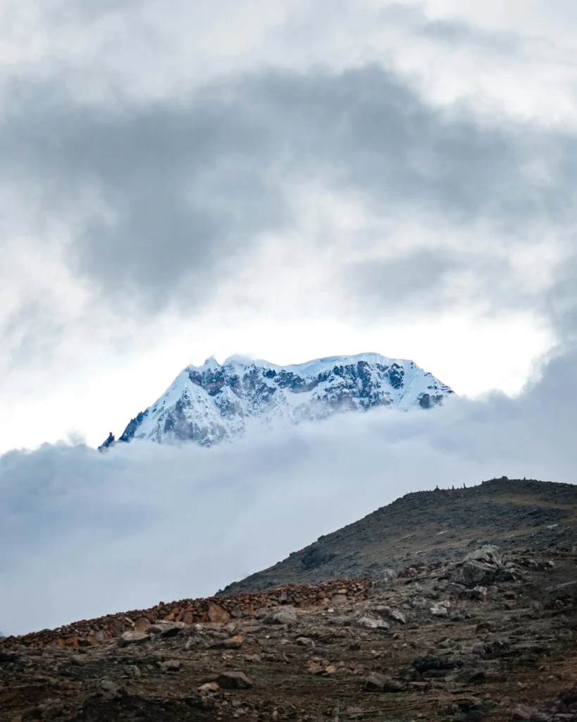 Vista espetacular entre nuvens do Nevado de Ausangate