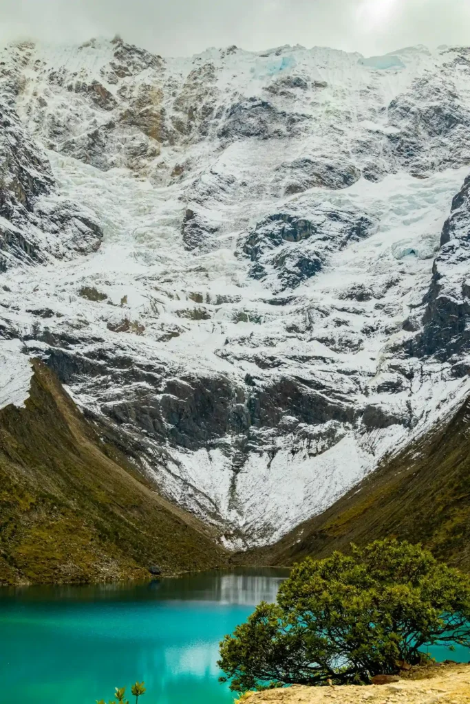 Uma bela vista da lagoa e do nevado de Salkantay