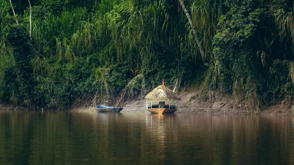 Barco no rio Amazonas