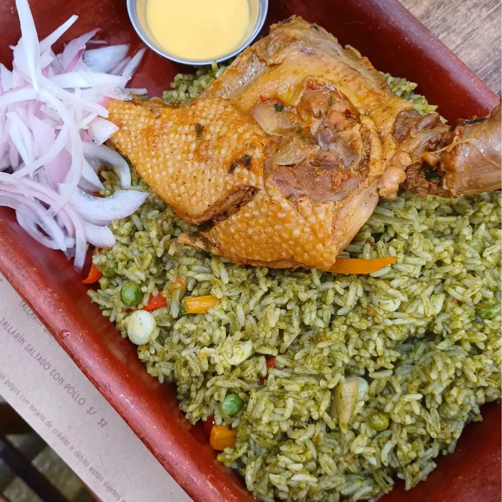 Arroz con pato plato típico de la costa peruana