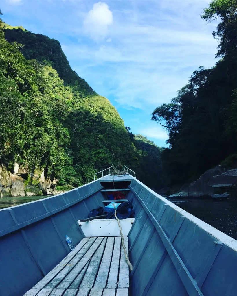 Boat on the river along the Pongo de Mainique route