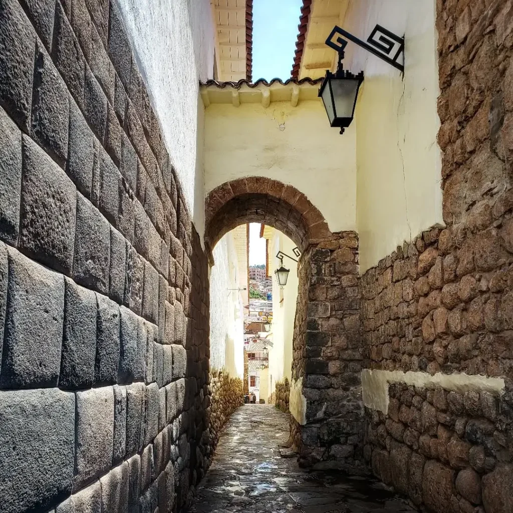 Ruinas con serpientes talladas en la calle Siete Culebras