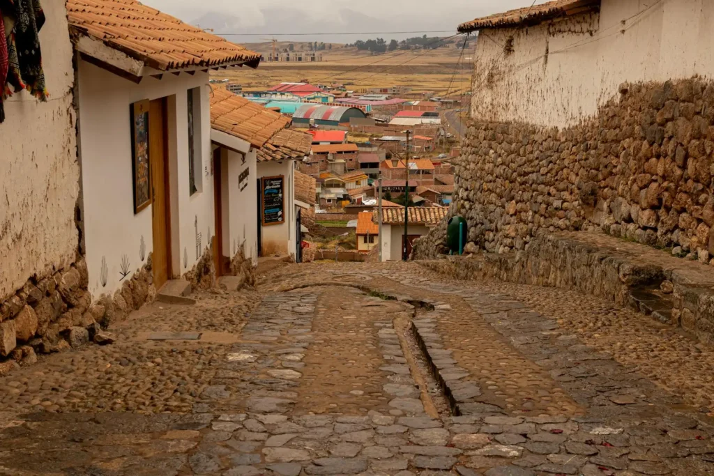 Rua de subida para chegar ao centro arqueológico de Chinchero