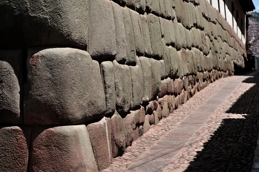 Construção com pedras na Calle Hatunrumiyoc, onde se encontra a Pedra dos 12 Ângulos