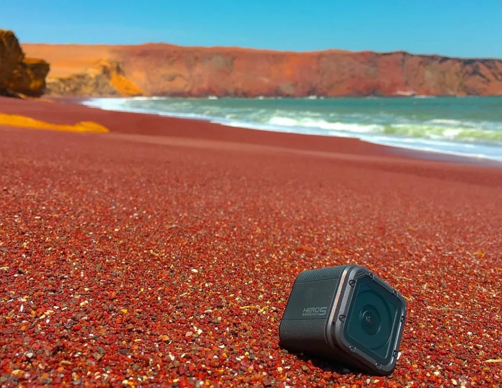 Vista de la cámara y la arena rojiza de la Playa Roja de Paracas