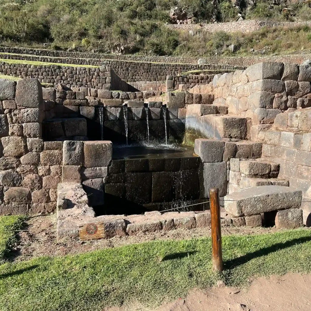 Fontes de água no complexo arqueológico de Tipón