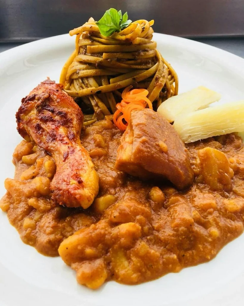 Carapulcra con sopa seca acompañado con tallarín típico de la costa peruana