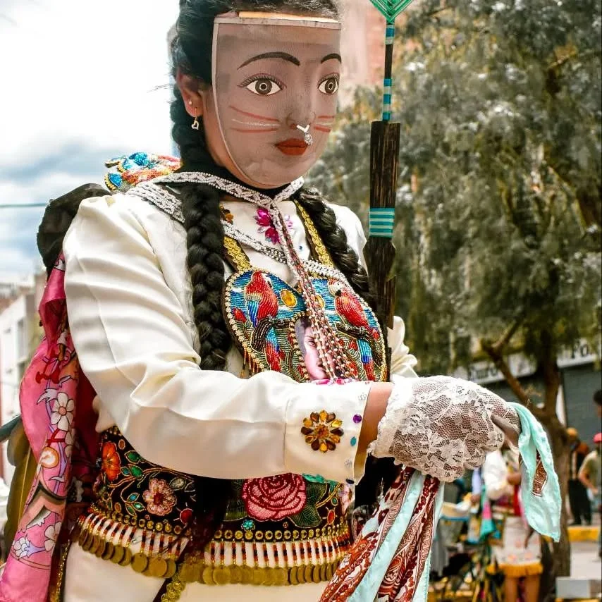 Mujer con su vestimenta de la danza de Chunchachas en la fiesta de la Virgen del Carmen