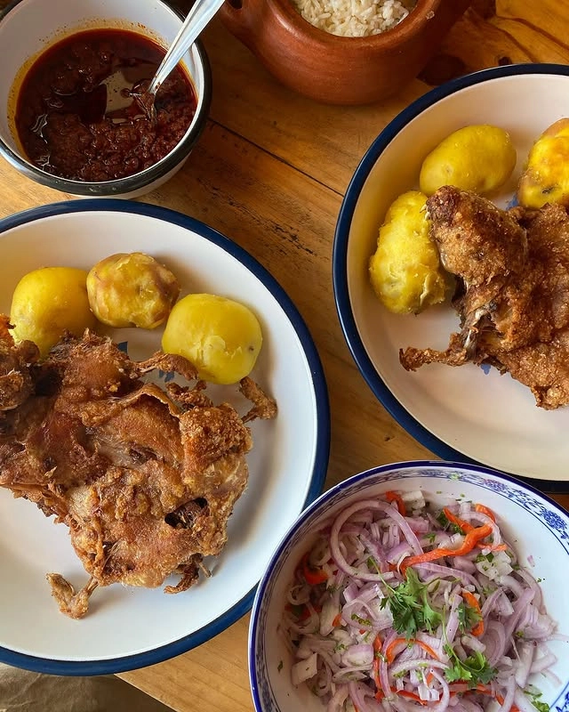 "Cuy Frito," um prato temperado com especiarias como alho, sal e cominho, acompanhado de batatas cozidas e salada